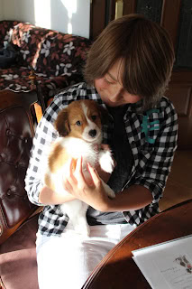 女性が小さな犬を抱きしめているシーン.