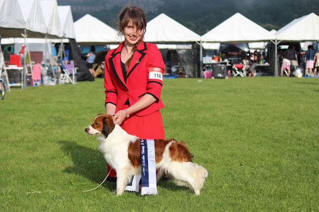 犬と女性のコンテスト受賞者の写真.