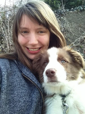 笑顔の女性と犬のアップ写真、自然の背景.