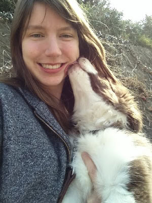 若い女性と犬の幸せな瞬間を捉えた写真.