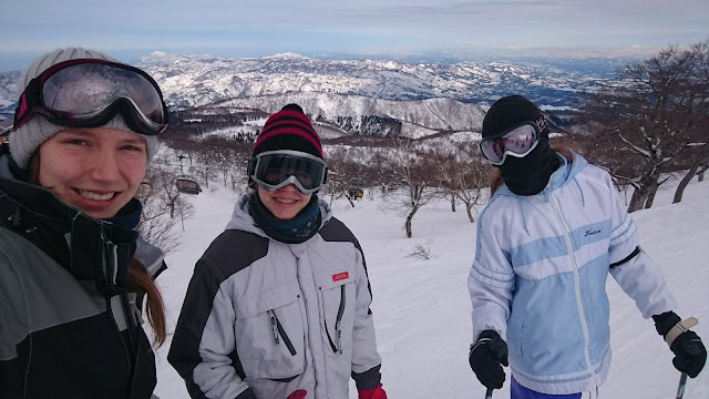 雪山でスキーをする3人の若者のグループ.