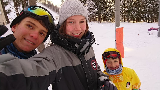 雪山でスキーを楽しむ家族の笑顔の写真.