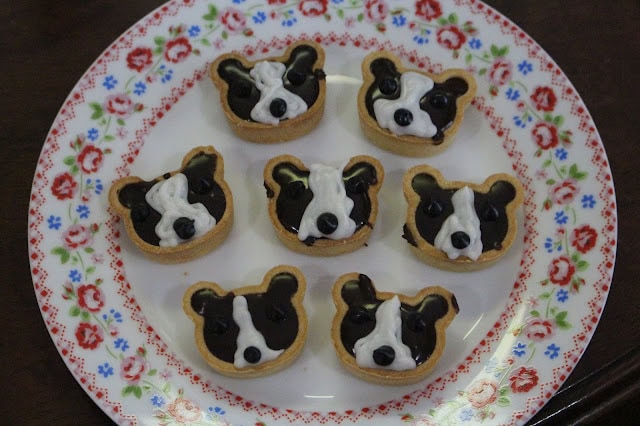 犬の顔を模したかわいいクッキーの写真.