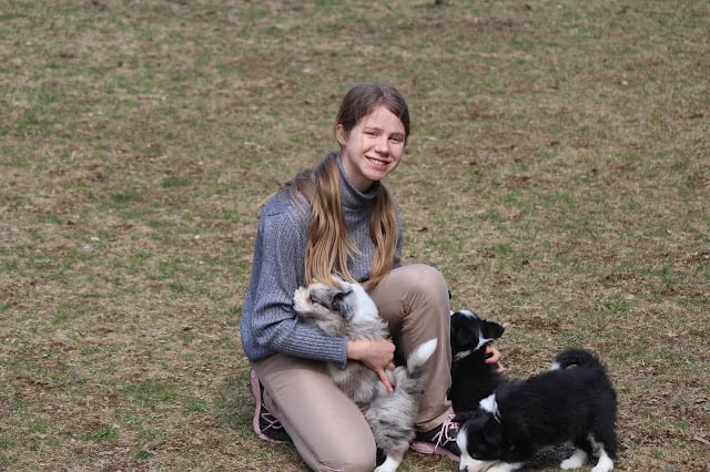 子犬と遊ぶ女性の写真.