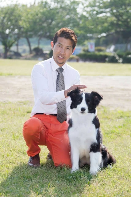 男性と犬が自然の中で一緒にいる様子を捉えた画像.