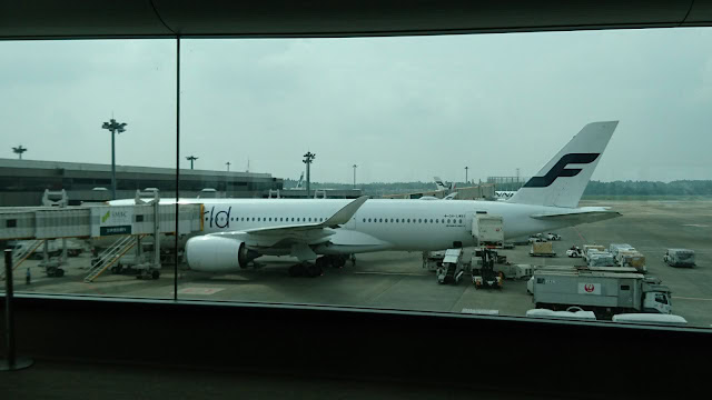 空港の窓から見えるエアバスの飛行機とターミナル.