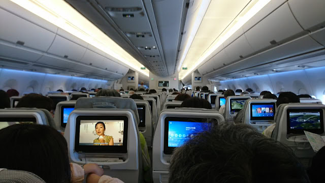 機内の座席とエンターテインメントシステムの様子.