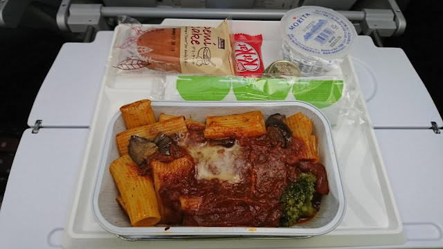 機内食と飲み物のセット、スウェーデンの航空機内で提供される食事の写真.